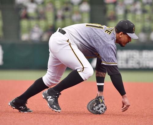西武対阪神　2回裏西武1死一、二塁、木村のゴロを後逸するマルテ（撮影・上田博志）