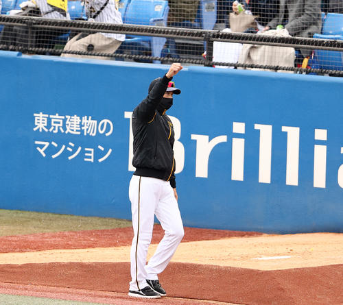 開幕3連勝を飾り、ファンに向かってガッツポーズで引き揚げる阪神矢野監督(撮影・野上伸悟)