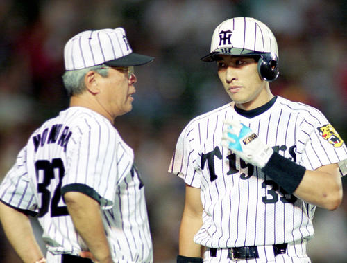 99年8月、阪神野村克也監督(左)と試合中に言葉を交わす矢野輝弘
