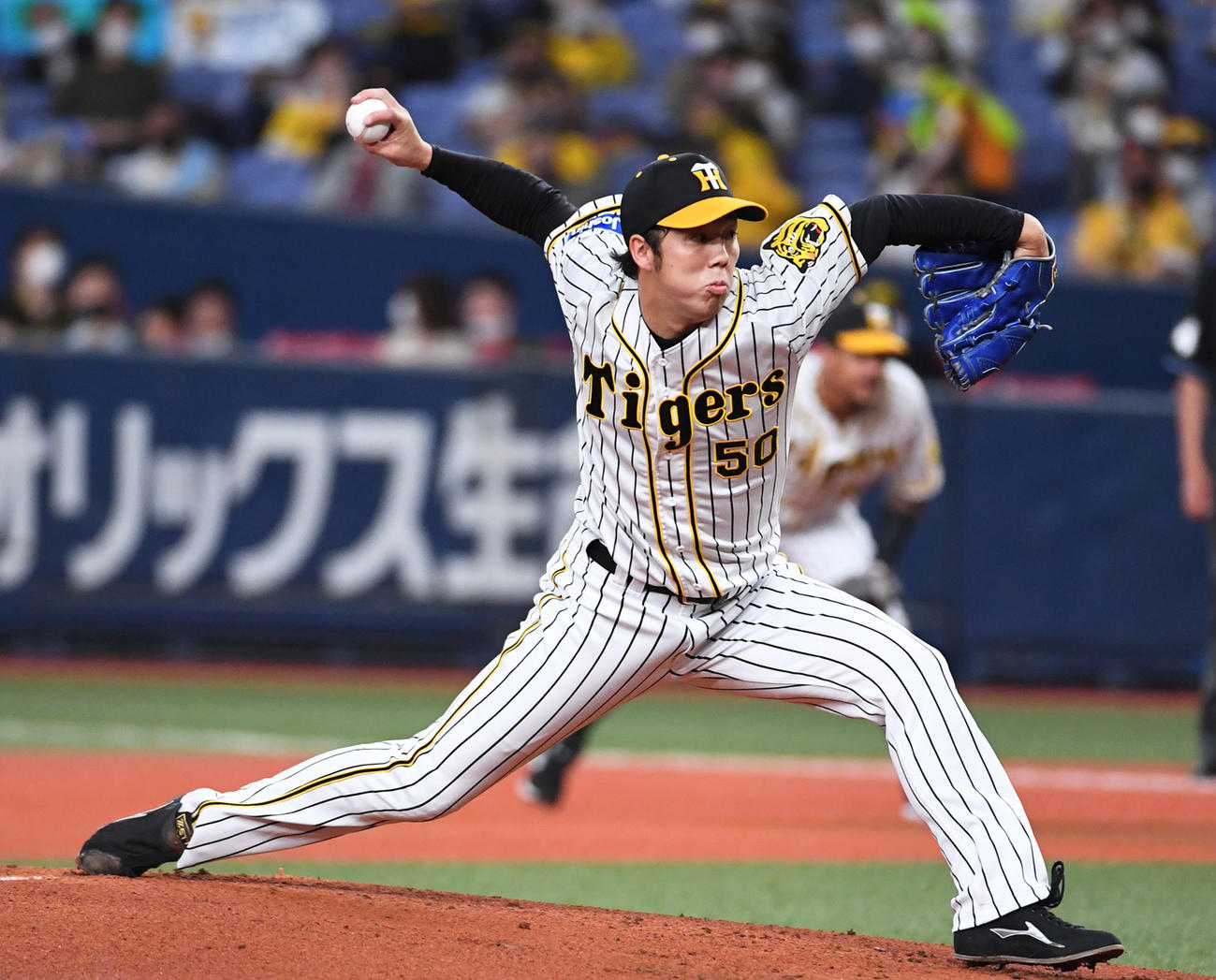 8回途中まで投げ無失点に抑える阪神先発の青柳（撮影・前岡正明）