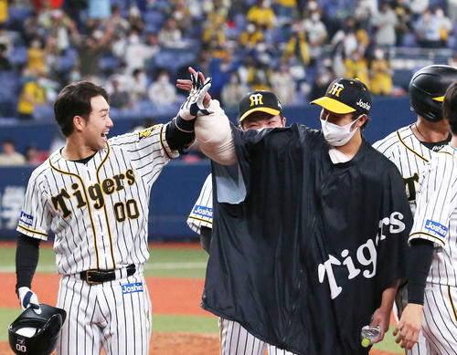 サヨナラ打を放った山本（左）とハイタッチする青柳（撮影・上山淳一）