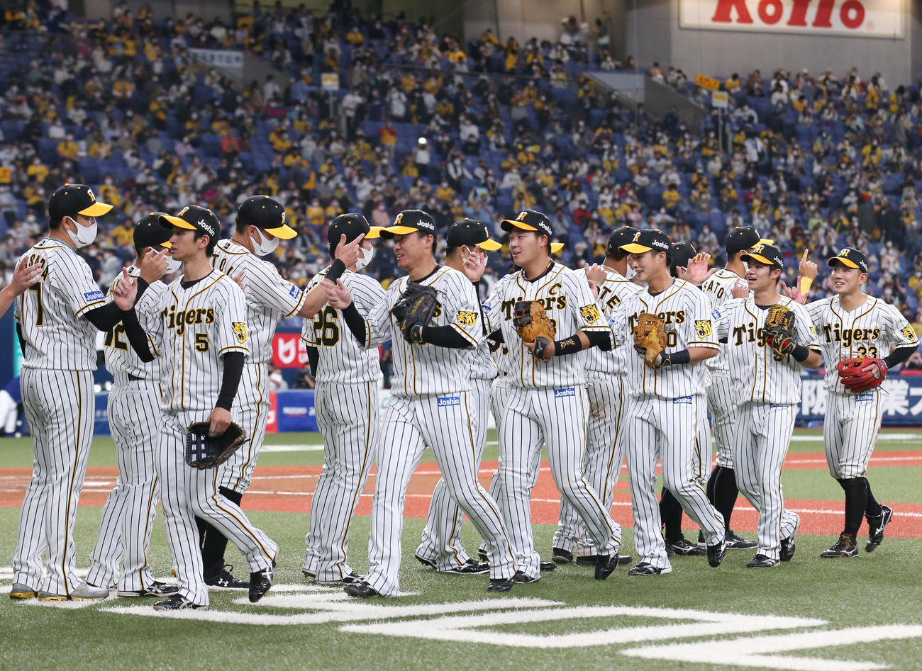 阪神対中日　中日に連勝しエアタッチする阪神の選手ら（撮影・上山淳一）