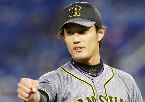 DeNA対阪神　7回裏の登板を終えナインとタッチする藤浪（撮影・加藤哉）