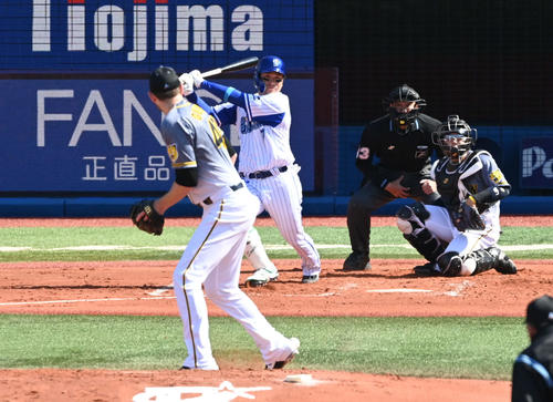 DeNA対阪神　1回裏DeNA2死一塁、佐野の打球がガンケルの右足に当たり、三ゴロとなる（撮影・山崎安昭）