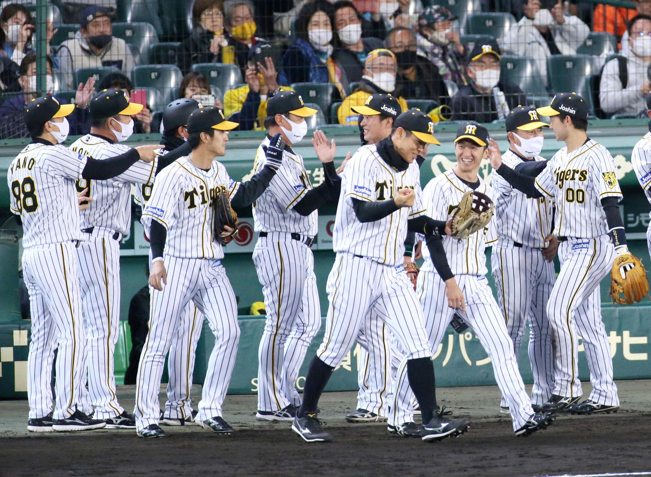 阪神対広島　広島に連勝し笑顔を見せる阪神ナイン（撮影・上山淳一）