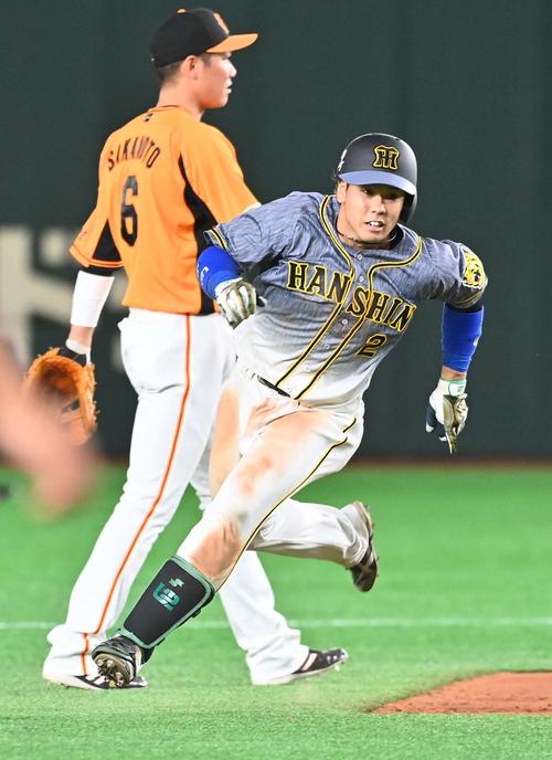 巨人対阪神　7回表阪神2死満塁、右翼線へ2点適時打を放ち二塁を蹴る梅野（撮影・上田博志）