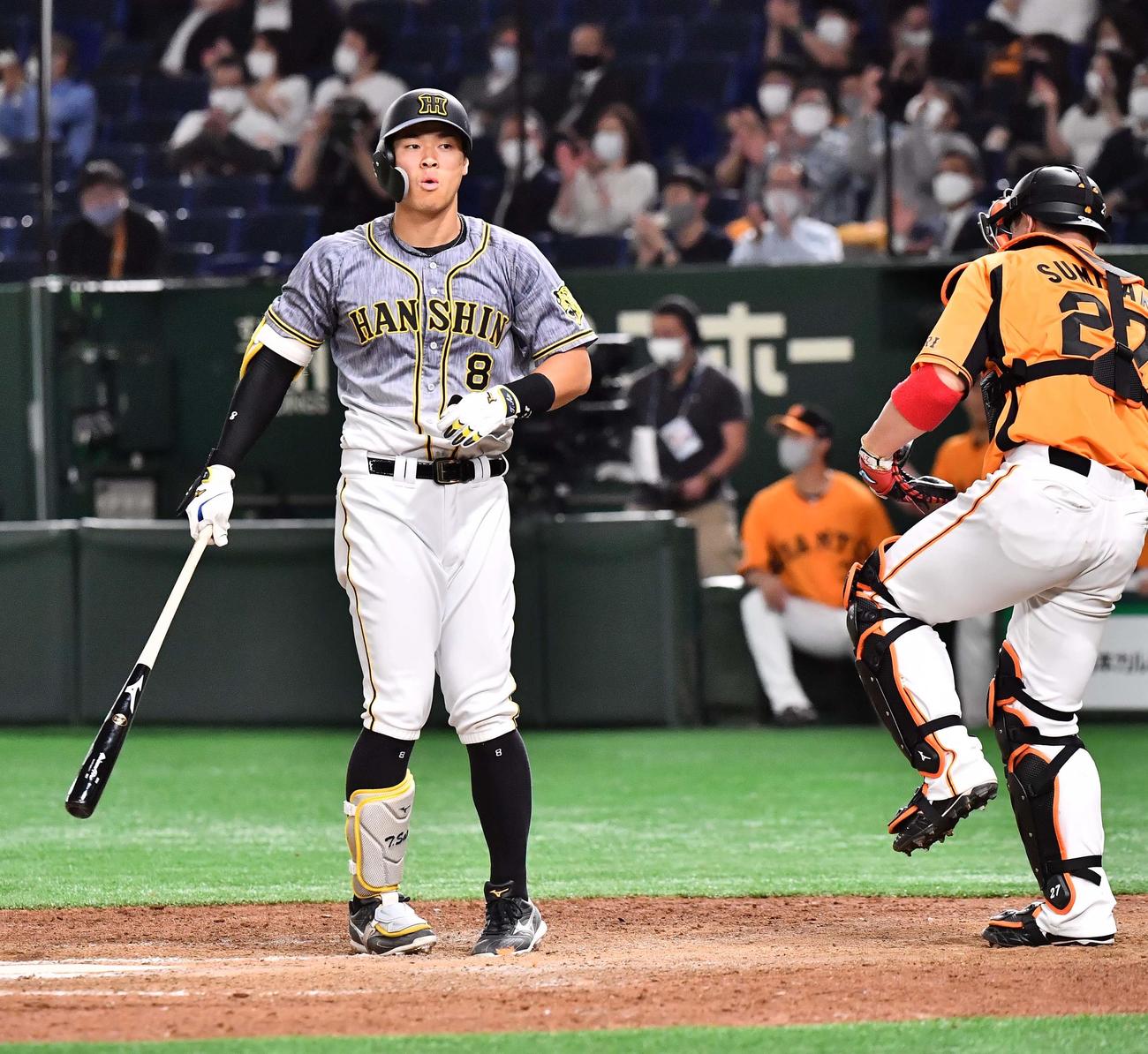 巨人対阪神　9回表阪神無死、三振に倒れる佐藤輝（撮影・上田博志）