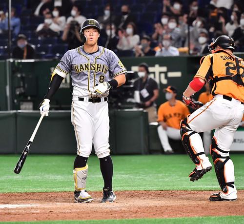 巨人対阪神　9回表阪神無死、三振に倒れる佐藤輝（撮影・上田博志）