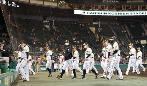 阪神対DeNA DeNAに敗れ3連敗となり、うつむきながら引き揚げる阪神ナイン（撮影・前田充）