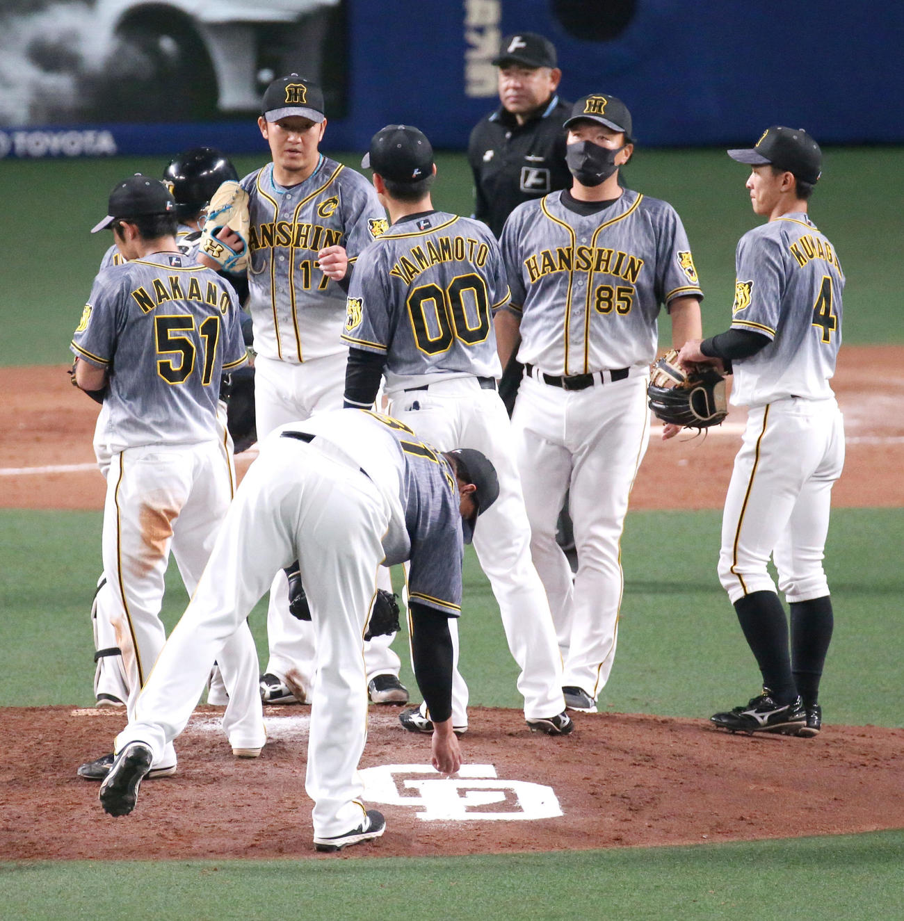 中日対阪神5回戦　8回裏中日1死、大島洋平に中前打を打たれた岩貞祐太（左から3人目）の元に集まる阪神内野陣（撮影・上山淳一）