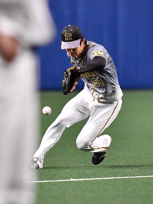 中日対阪神　7回裏中日無死、ビシエドのゴロをはじく中野（撮影・上田博志）