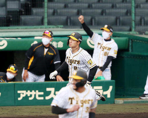 5回裏阪神無死満塁、佐藤輝は右越え満塁本塁打を放つ。後方右はガッツポーズする矢野監督（撮影・加藤哉）
