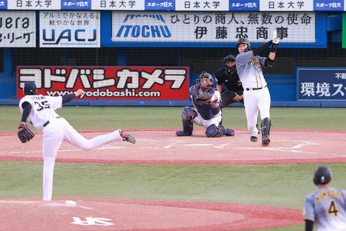 ヤクルト対阪神　9回表阪神1死二塁、杉山から右適時三塁打を放つ大山（撮影・野上伸悟）