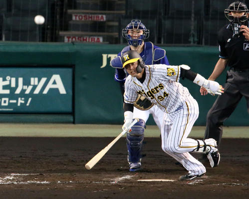 7回裏阪神2死、代打原口は遊内野安打を放つ（撮影・上山淳一）