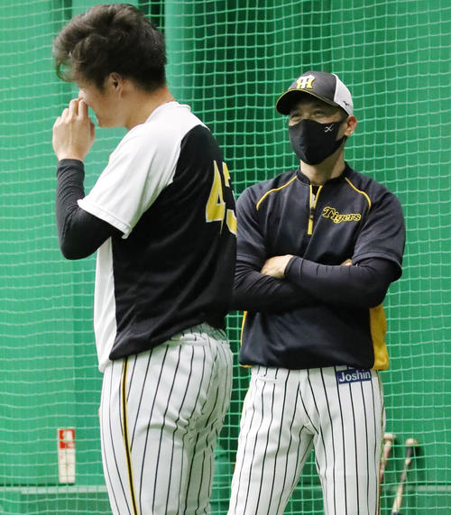 練習する守屋（左）に笑顔で声を掛ける矢野監督（撮影・加藤哉）