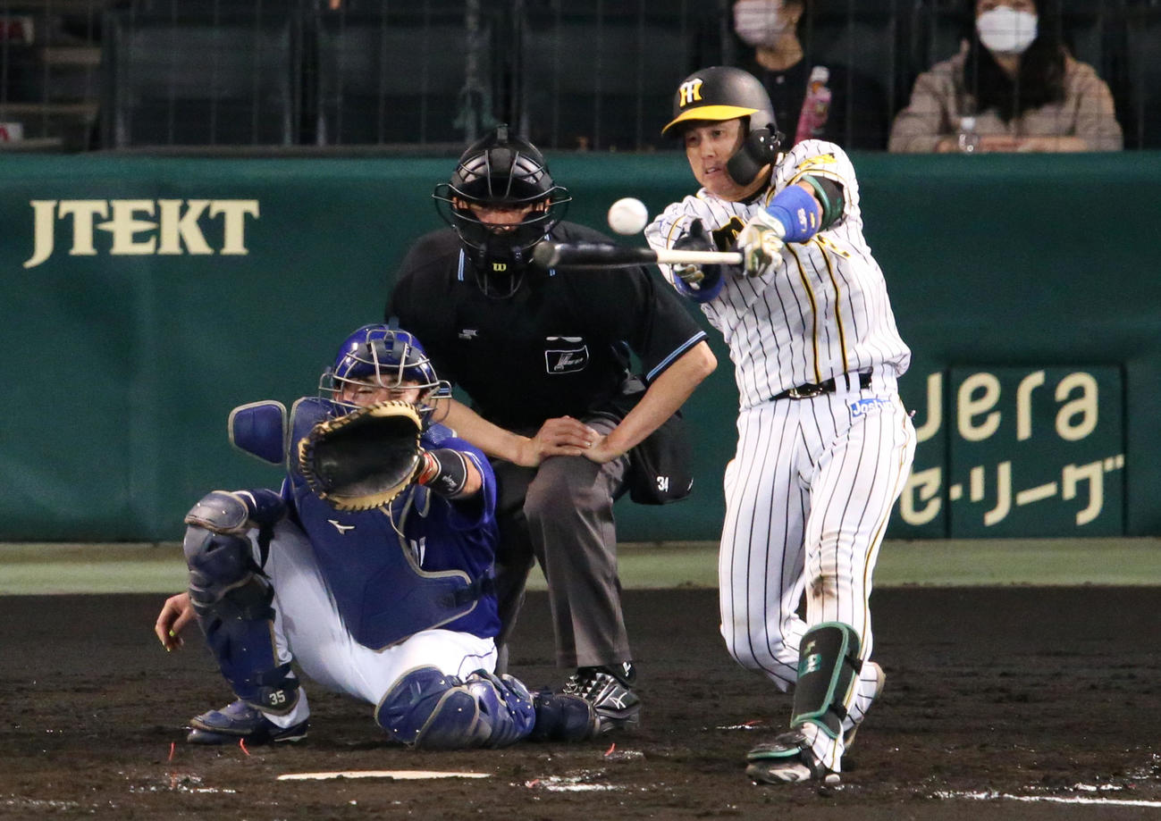阪神対中日　5回裏阪神無死、梅野は左前打を放つ（撮影・上山淳一）