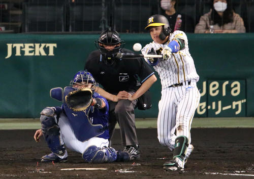 阪神対中日　5回裏阪神無死、梅野は左前打を放つ（撮影・上山淳一）
