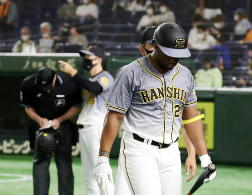 巨人対阪神　8回表阪神2死二塁、ロハスは見逃し三振に倒れベンチへ引き揚げる。左は交代を告げる矢野監督（撮影・加藤哉）