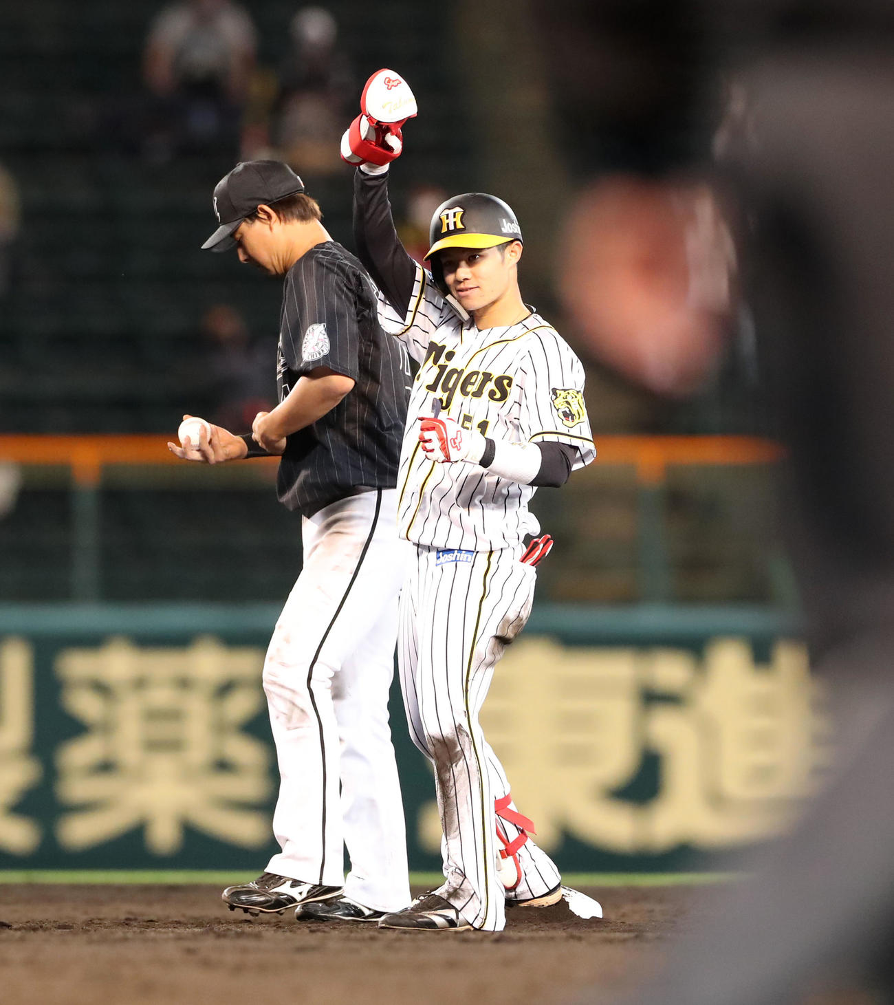 阪神対ロッテ　5回裏阪神2死三塁、中野は適時打を放ち二塁上でベンチに向かってポーズを決める（撮影・加藤哉）