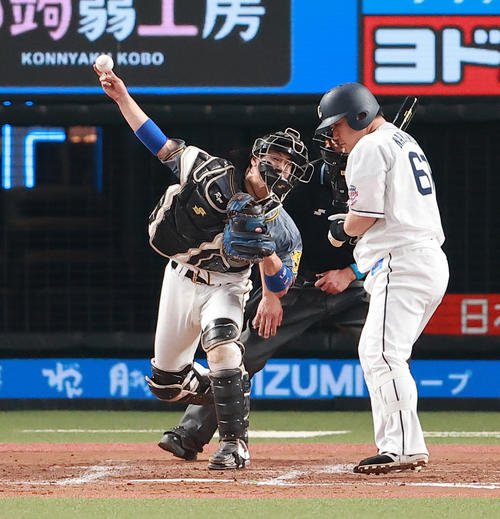 西武対阪神　7回裏西武2死一塁、二盗を試みた若林を刺す梅野（撮影・野上伸悟）