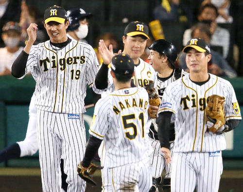 阪神対ソフトバンク　藤浪（左）は試合を締め笑顔を見せる（撮影・上山淳一）