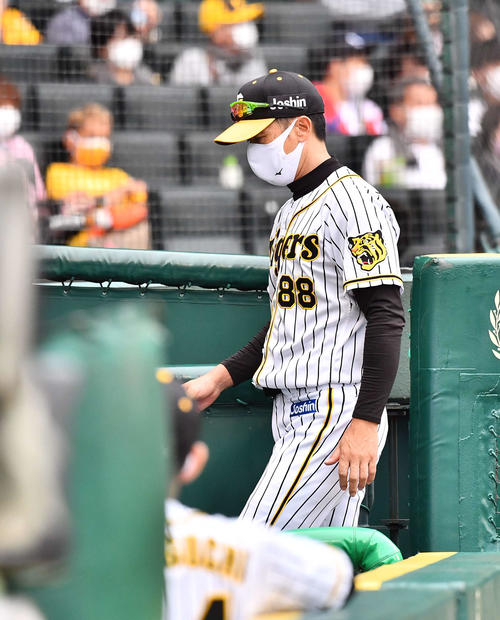 阪神対ソフトバンク　選手交代を告げベンチに戻る矢野監督（撮影・上田博志）