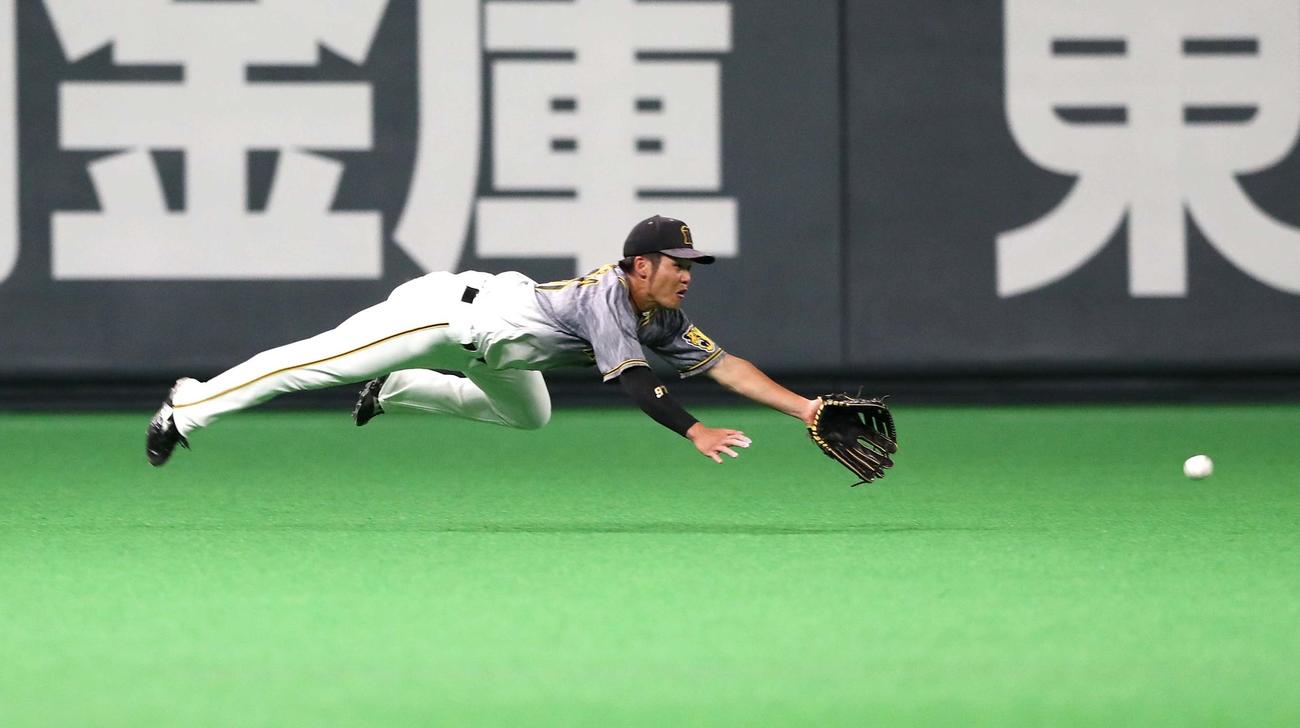 日本ハム対阪神　6回裏日本ハム2死一、二塁、小野寺は清水の打球に飛びつくもわずかに届かず（撮影・黒川智章）