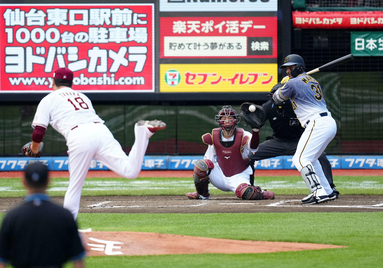 楽天対阪神　4回表阪神2死、四球を選ぶマルテ。投手田中将（撮影・江口和貴）
