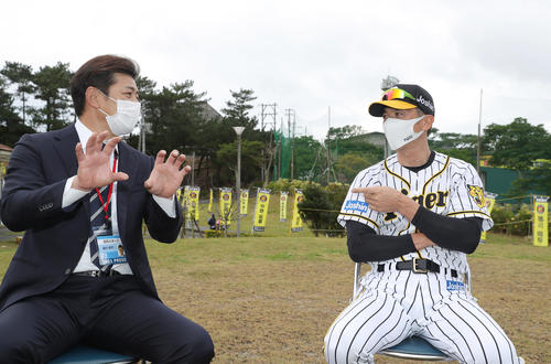 宜野座で対談する阪神矢野監督（右）と緒方孝市氏（2021年2月2日撮影）