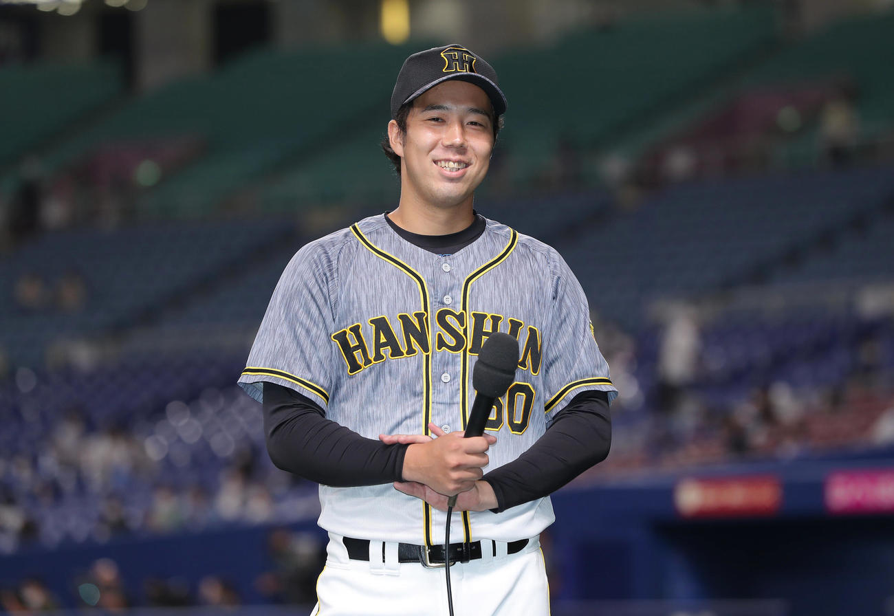 中日対阪神　ヒーローインタビューで笑顔を見せる阪神青柳（撮影・前田充）