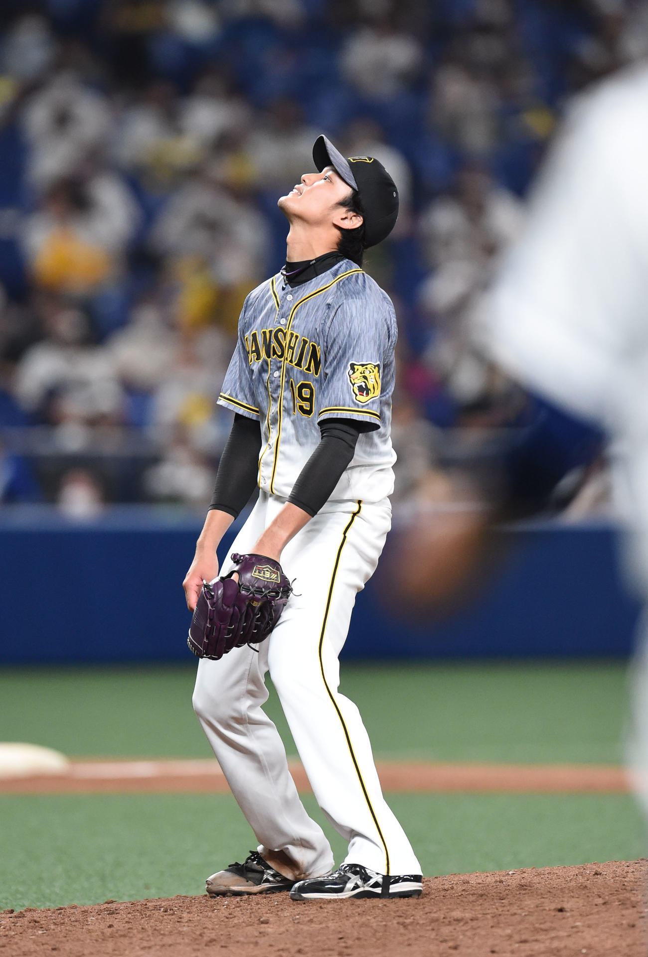 中日対阪神　7回裏中日2死満塁、ビシエドに押し出し四球を与え天を仰ぐ藤浪（撮影・森本幸一）