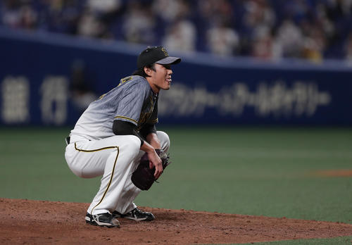 中日対阪神　7回裏中日1死一、三塁、福留への投球がボールと判定され、思わず座り込む藤浪（撮影・前田充）