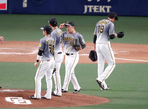 中日対阪神　7回裏中日2死満塁、藤浪は堂上に右越え適時二塁打を打たれたところで石井大智と交代しマウンドを降りる（撮影・加藤哉）