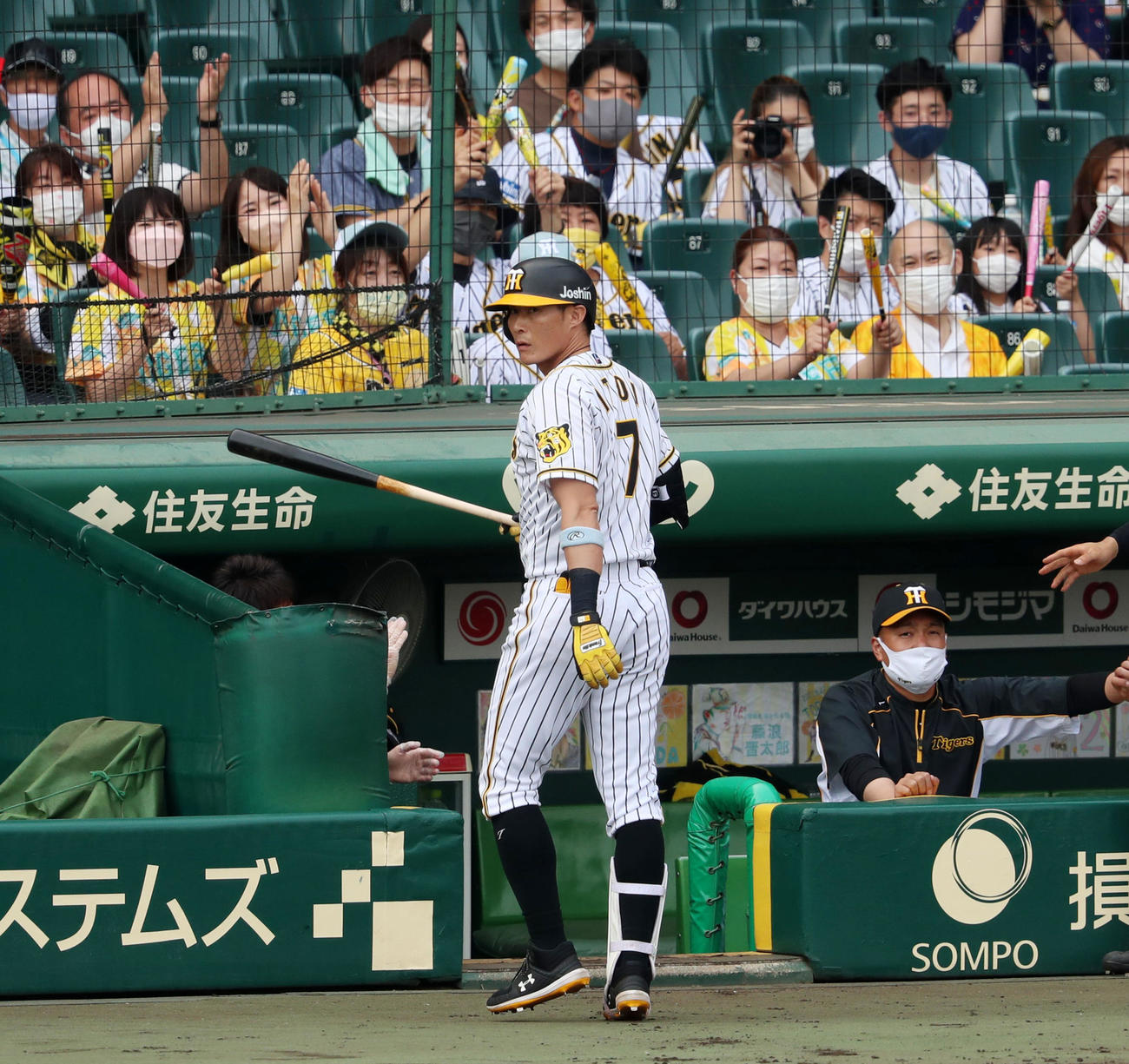 阪神対DeNA 8回裏阪神1死一、三塁、代打糸井は中飛を放ち犠飛となる（撮影・加藤哉）