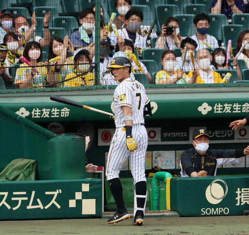 阪神対DeNA 8回裏阪神1死一、三塁、代打糸井は中飛を放ち犠飛となる（撮影・加藤哉）