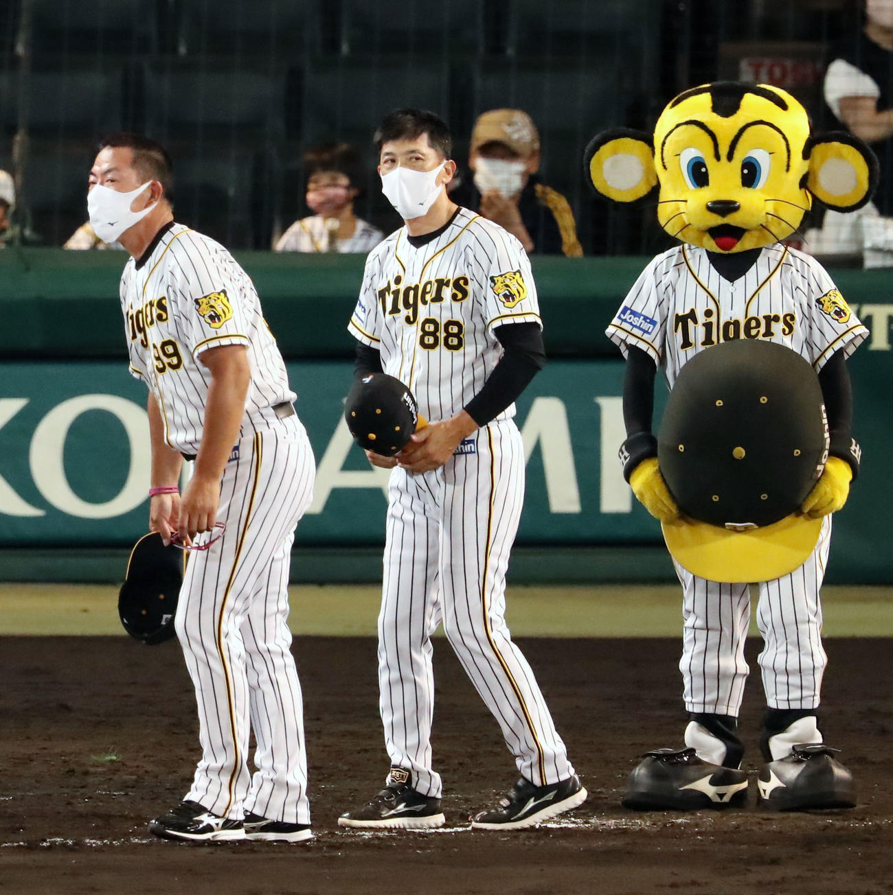 阪神対ヤクルト　ヤクルトと引き分けスタンドに一礼する矢野監督。左は井上ヘッドコーチ（撮影・加藤哉）