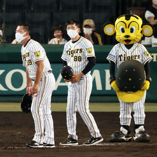 阪神対ヤクルト　ヤクルトと引き分けスタンドに一礼する矢野監督。左は井上ヘッドコーチ（撮影・加藤哉）