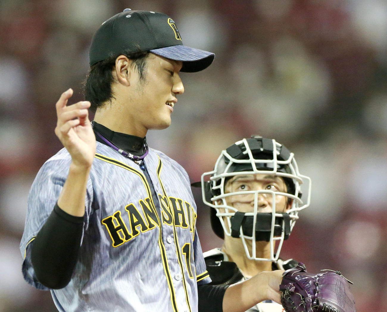 阪神対広島　8回に登板の藤浪（左）は無失点で終え坂本と話しながらベンチへ引き揚げる（撮影・上山淳一）