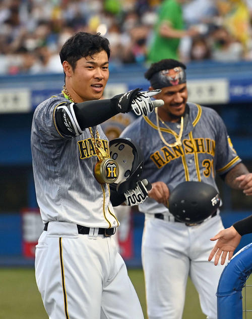 ヤクルト対阪神　4回表阪神無死一塁、右越えに2点本塁打を放ちZポーズを決める佐藤輝（撮影・上田博志）