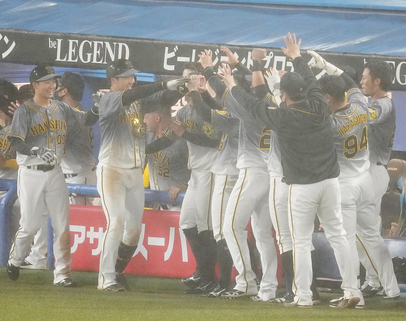 ヤクルト対阪神　8回表阪神2死一、三塁、勝ち越しの3点本塁打を放ち、ナインに迎えられる大山悠輔（左から3人目）（撮影・菅敏）