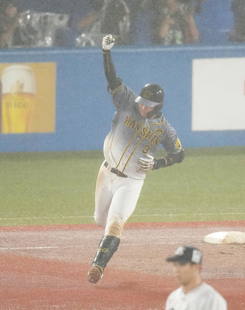 ヤクルト対阪神　8回表阪神2死一、三塁、右越えに勝ち越しの3点本塁打を放ち、ガッツポーズを見せる大山（撮影・菅敏）