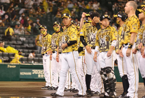 阪神対巨人　降雨コールド勝ちでファンにあいさつする阪神ナイン（撮影・清水貴仁）