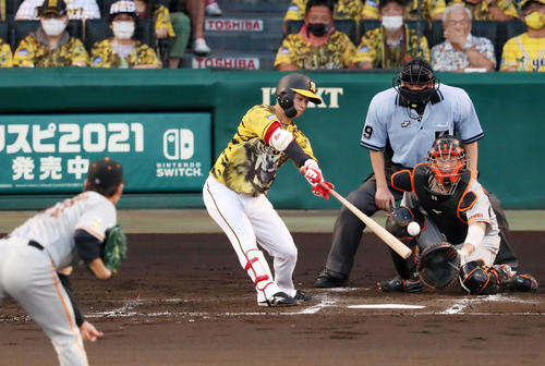 阪神対巨人　3回裏阪神無死、中野は中前打を放つ。投手は高橋（撮影・加藤哉）