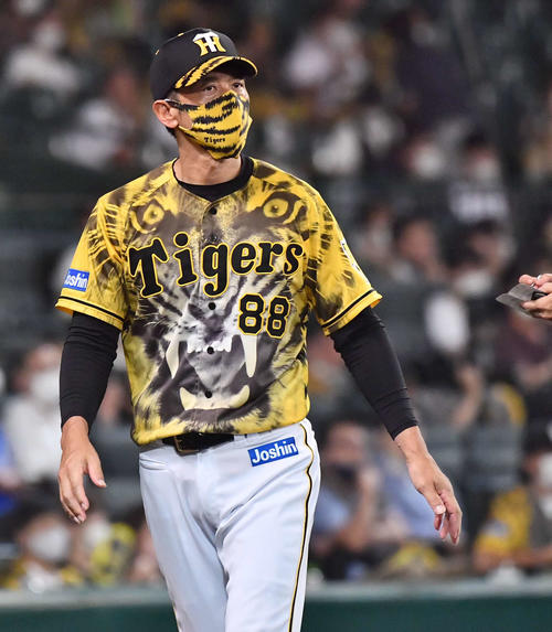 阪神対DeNA　選手交代を告げる矢野監督（撮影・上田博志）