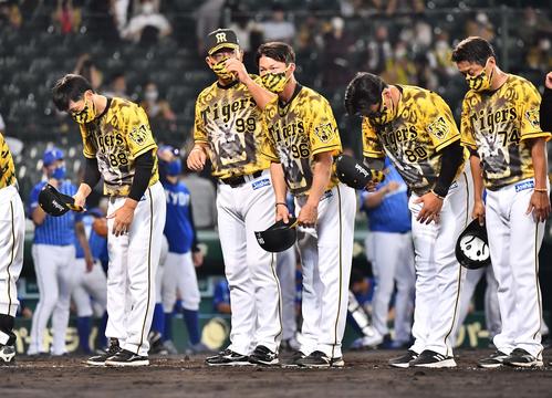 阪神対DeNA DeNAに敗れた矢野監督（左）はファンにあいさつする（撮影・上田博志）