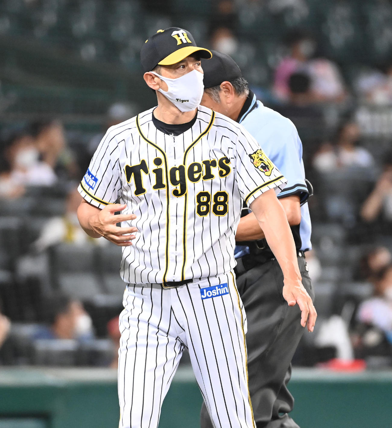 阪神対ロッテ　5回、選手交代を告げる矢野監督（撮影・前岡正明）