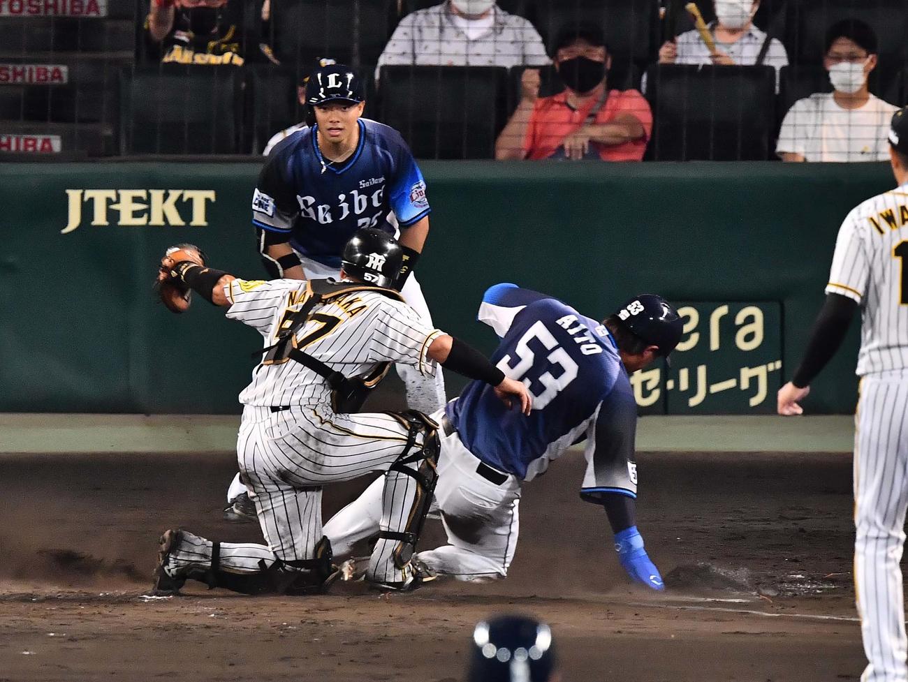 阪神対西武　9回表西武無死満塁、生還を狙うも中野拓夢の送球でアウトとなる愛斗。捕手は長坂拳弥（撮影・上田博志）