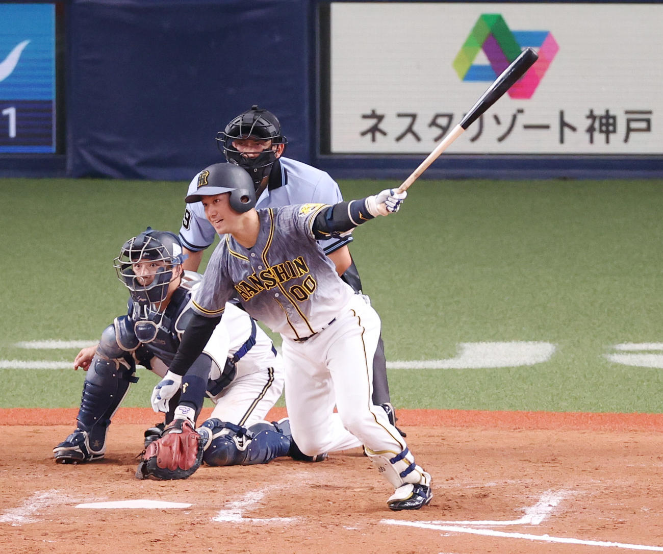エキシビションマッチオリックス対阪神　9回表阪神1死満塁、右前へ同点となる2点適時打を放つ山本（撮影・清水貴仁）