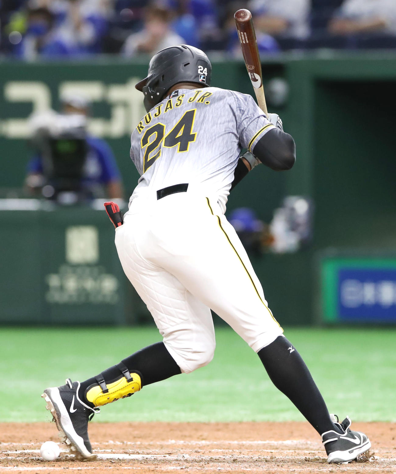 2021年8月18日　DeNA対阪神　8回表阪神無死満塁、メル・ロハス・ジュニアはスパイクの裏に死球を受け押し出しとなる（撮影・加藤哉）
