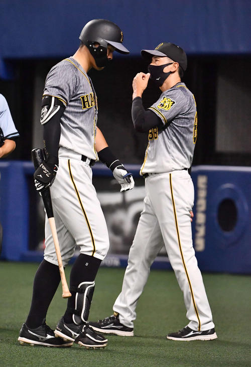 中日対阪神　7回表阪神2死、三振に倒れた佐藤輝（左）と交代を告げる矢野監督（撮影・上田博志）
